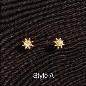 NWOT Sunburst stud earrings with gem